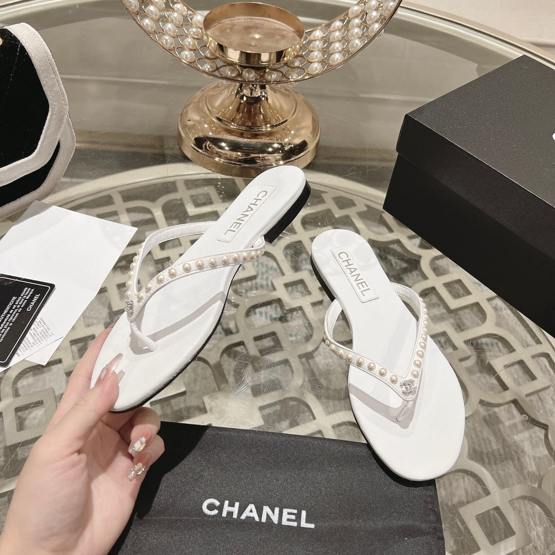 CHANEL PEARL THONG SANDAL IN WHITE LAMBSKIN